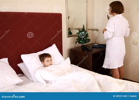 mom and son share room|Mother and son jump on bed in a hotel roomMother and son。